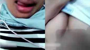 Cewek Hijab Melet Mainin Susu Video by SangeLink