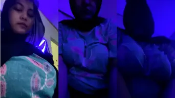 Tante Khamraisy Hijab Spill Toket Live Video by BebasIndo